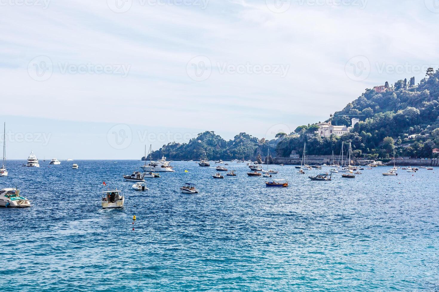 bateaux de pêche dans un petit port, italie. photo