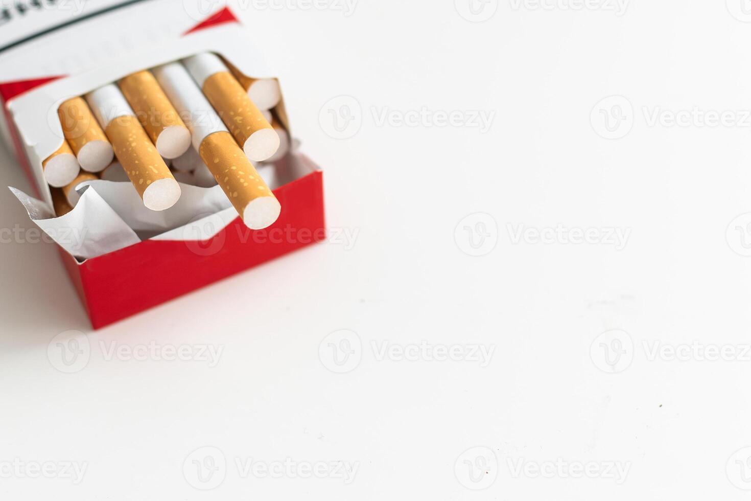 ouvert bleu pack de cigarettes isolé sur blanc Contexte. boîte de cigarettes fermer. photo