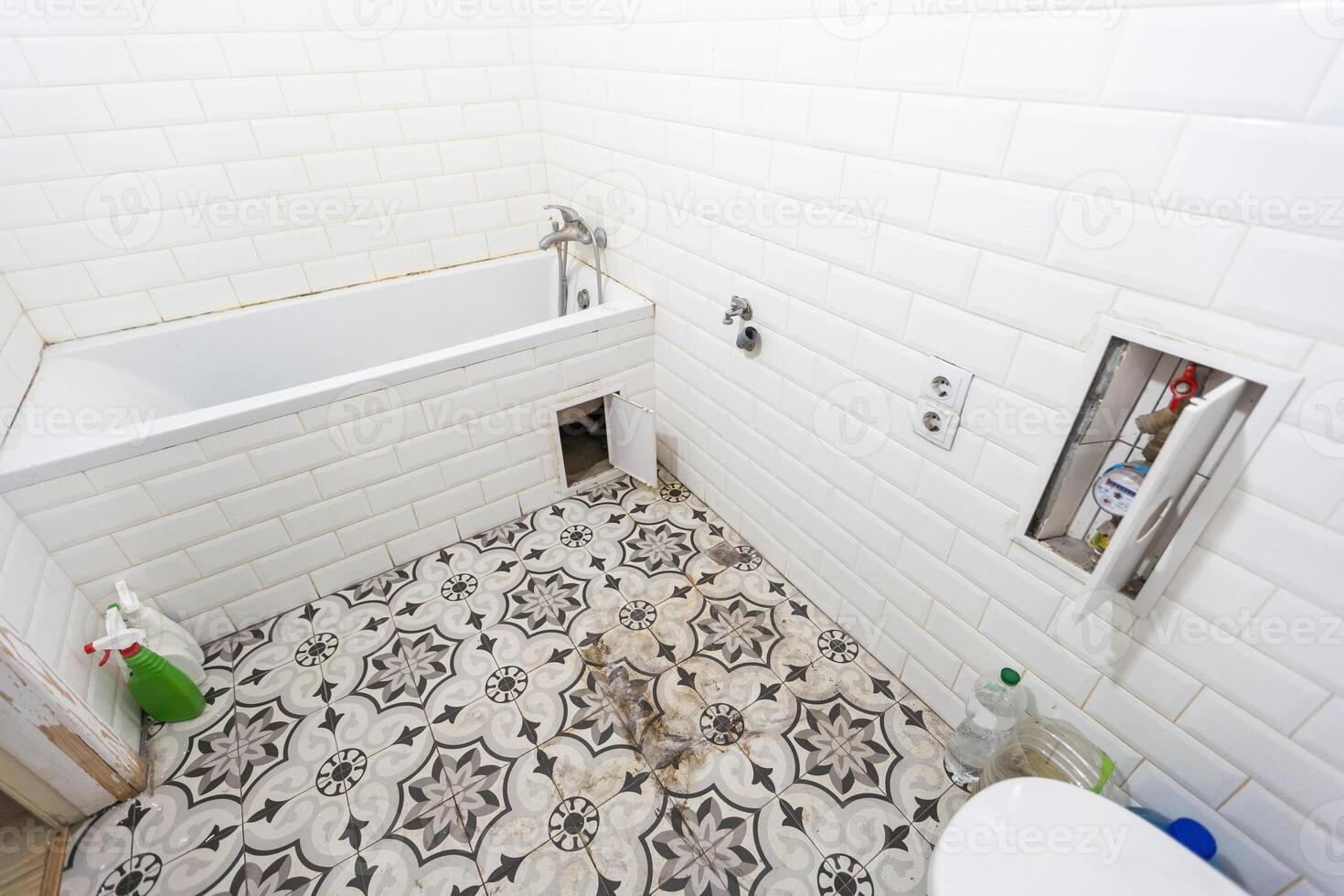 vieux, cassé salle de bains dans avoir besoin de rénovation photo