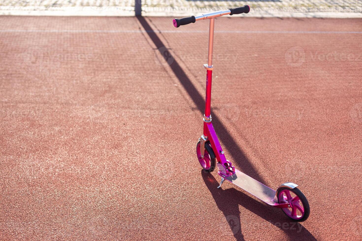 une petit des gamins scooter des stands sur le trottoir photo