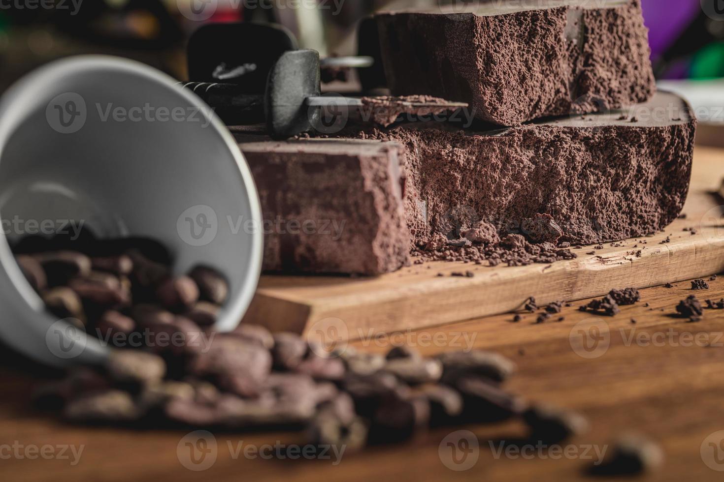 arrangement sucré de fèves de cacao et de barres de chocolat sur table photo