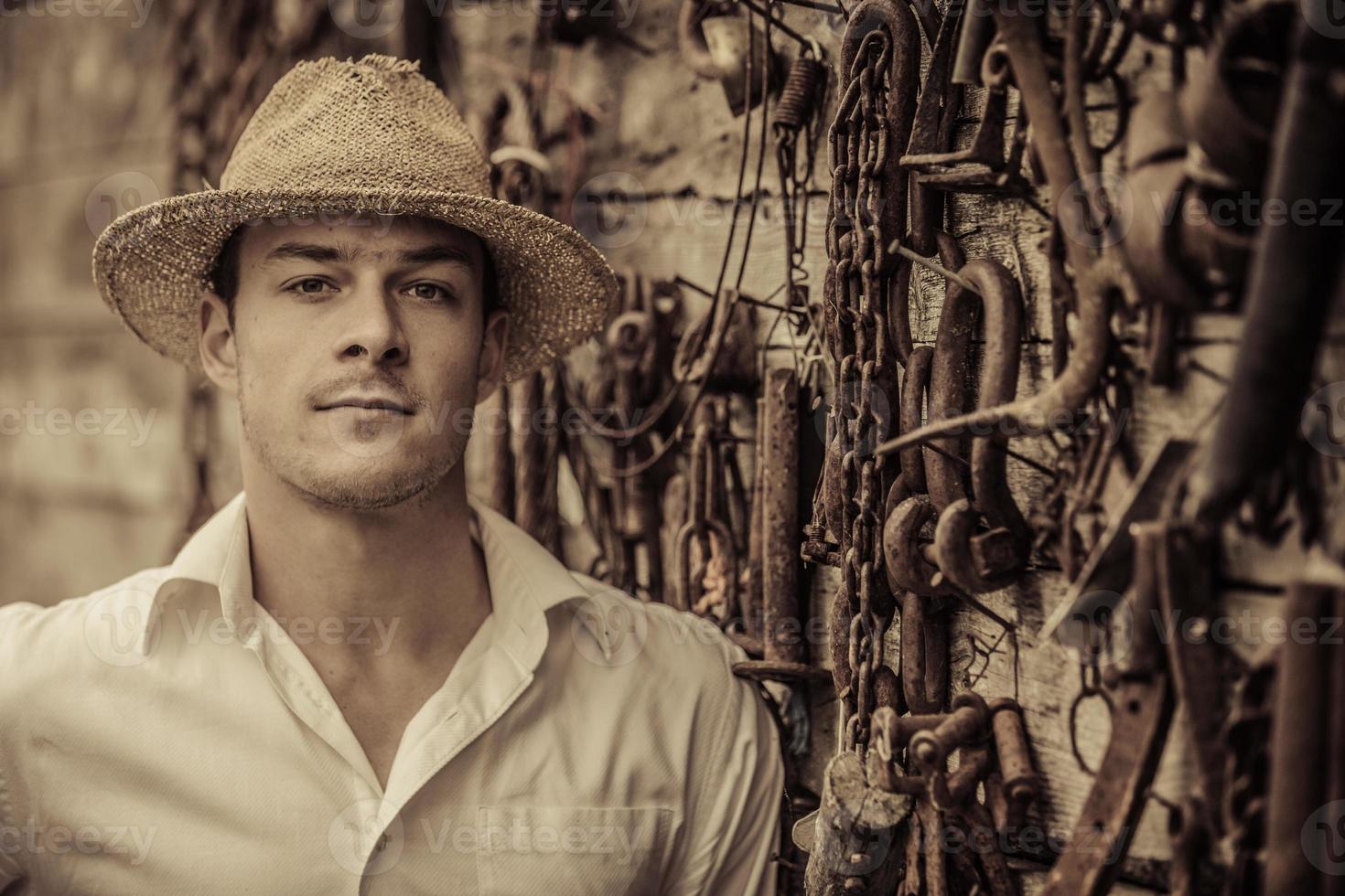 portrait d'agriculteur devant un mur plein d'outils photo