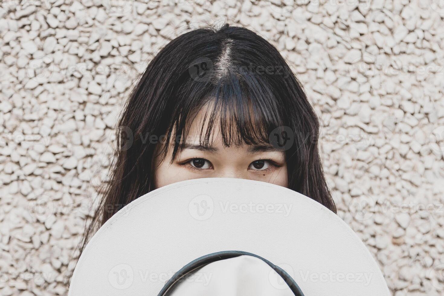 portrait de une magnifique chinois femelle cow-girl avec une cow-boy chapeau photo