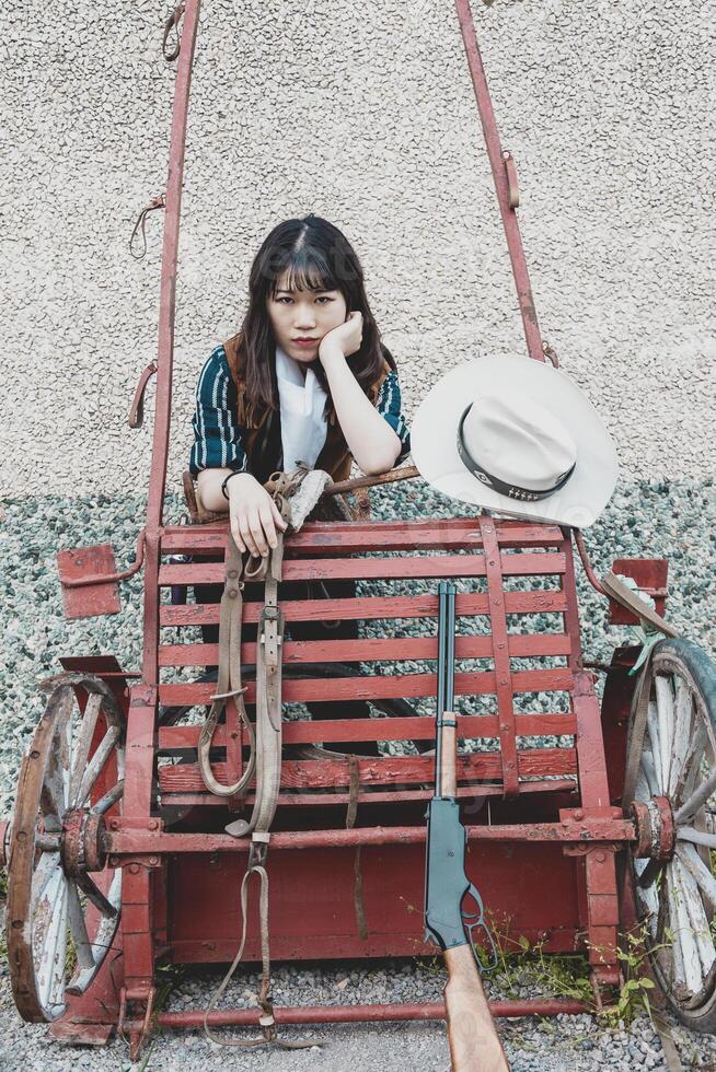 portrait de une magnifique armé chinois femelle cow-girl photo