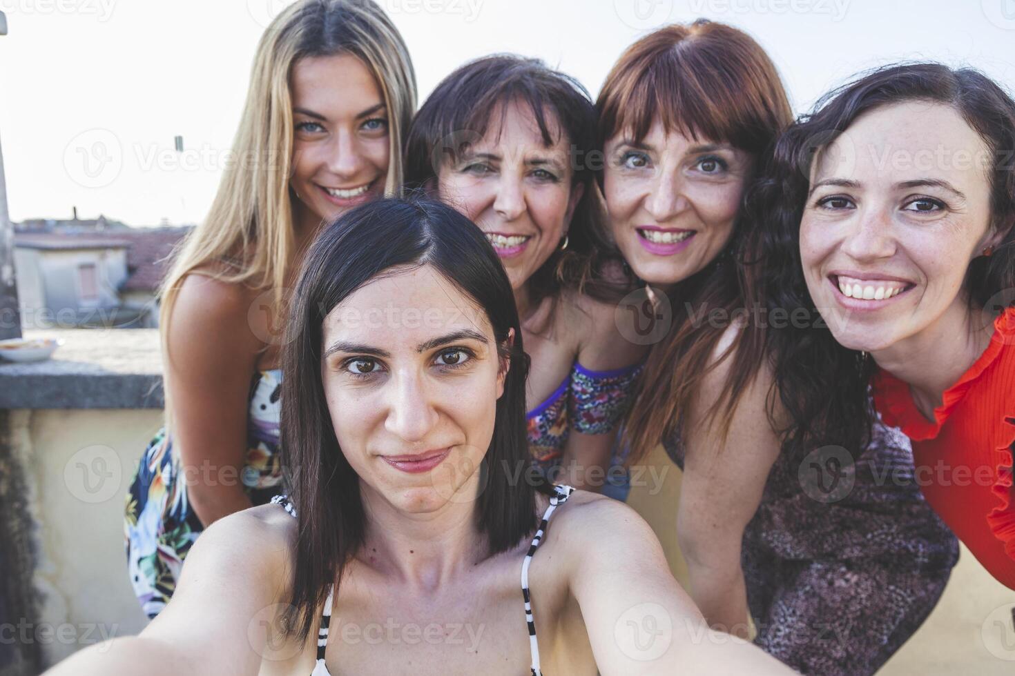 groupe de femelle copains prise une selfie avec téléphone intelligent photo