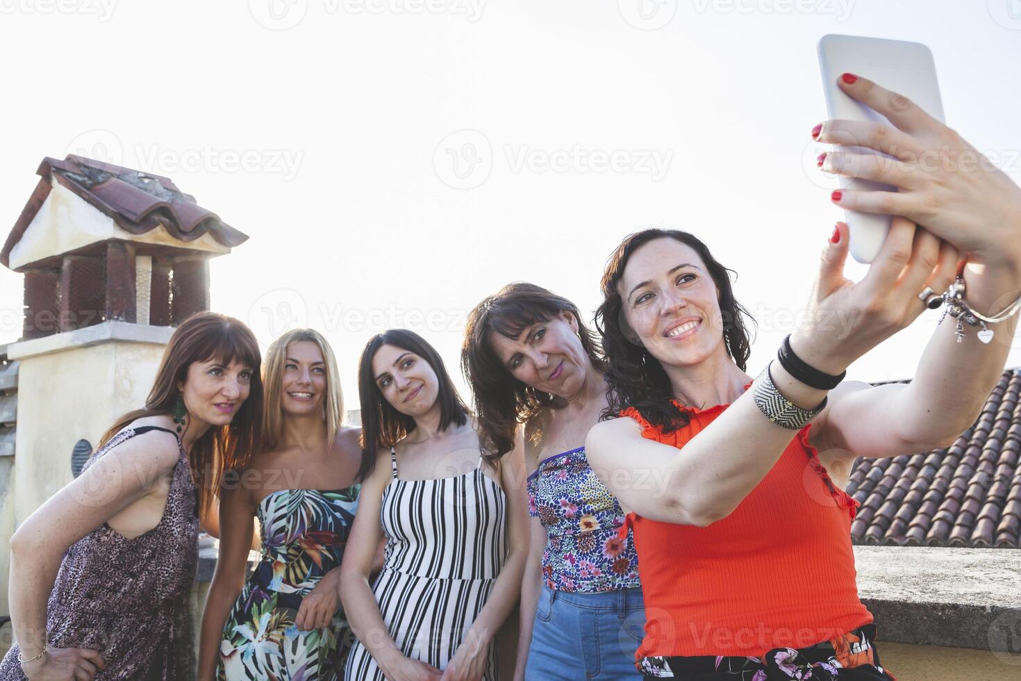 groupe de femelle copains prise une selfie avec téléphone intelligent photo