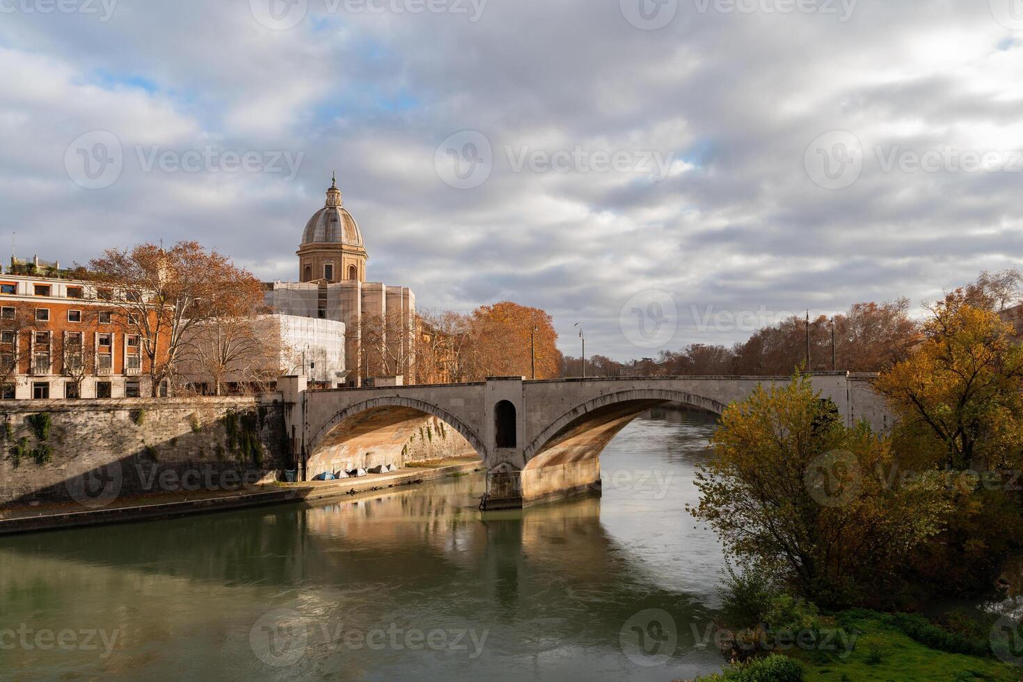 jour hiver paysage urbain de une pont et Tibre rivière dans Rome photo