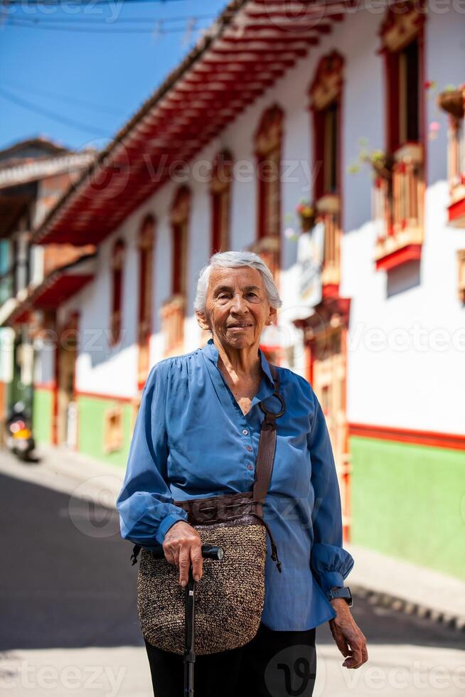 Sénior femme touristique à le magnifique patrimoine ville de salamine dans le département de caldas dans Colombie photo