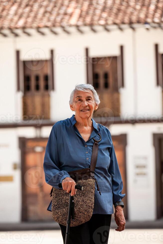 Sénior femme touristique à le magnifique patrimoine ville de salamine dans le département de caldas dans Colombie photo