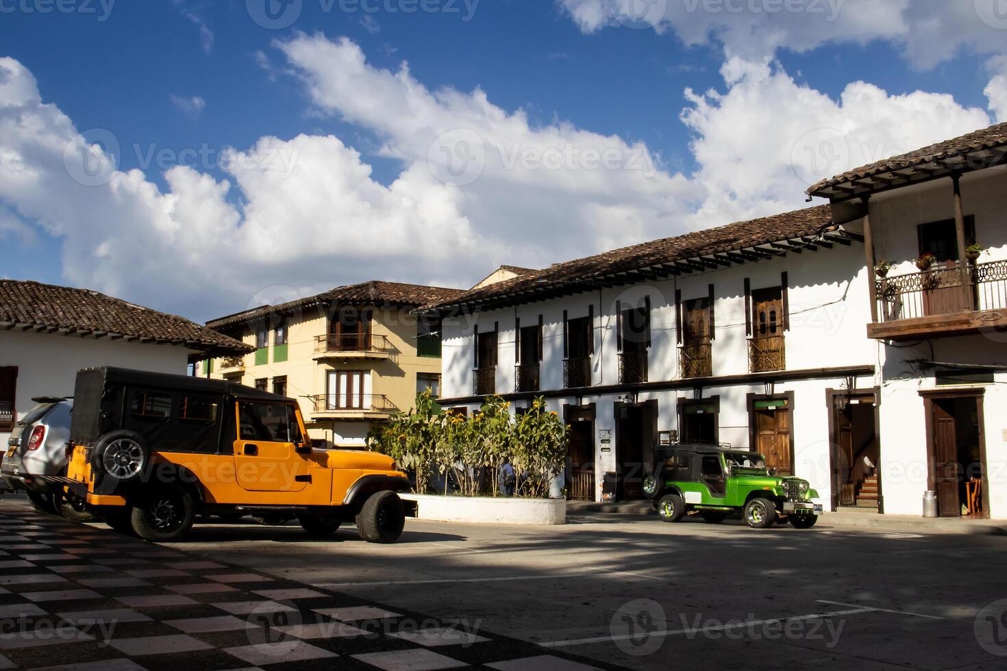 magnifique rue de le patrimoine ville de salamine situé à le caldas département dans Colombie. coloré Yipao. photo