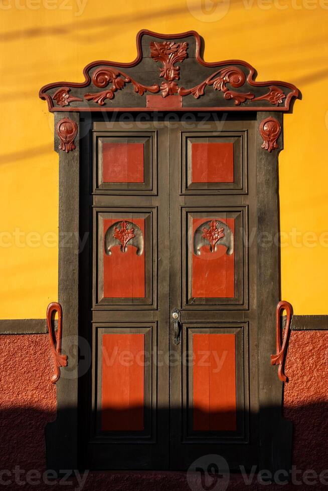 détail de une magnifique façade de le Maisons à le historique centre ville de le patrimoine ville de salamine situé à le caldas département dans Colombie. photo