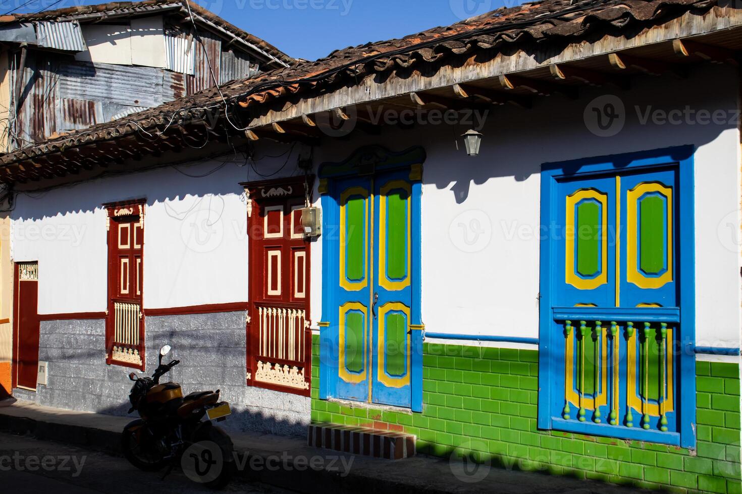 magnifique façade de le Maisons à le historique centre ville de le patrimoine ville de salamine situé à le caldas département dans Colombie. photo