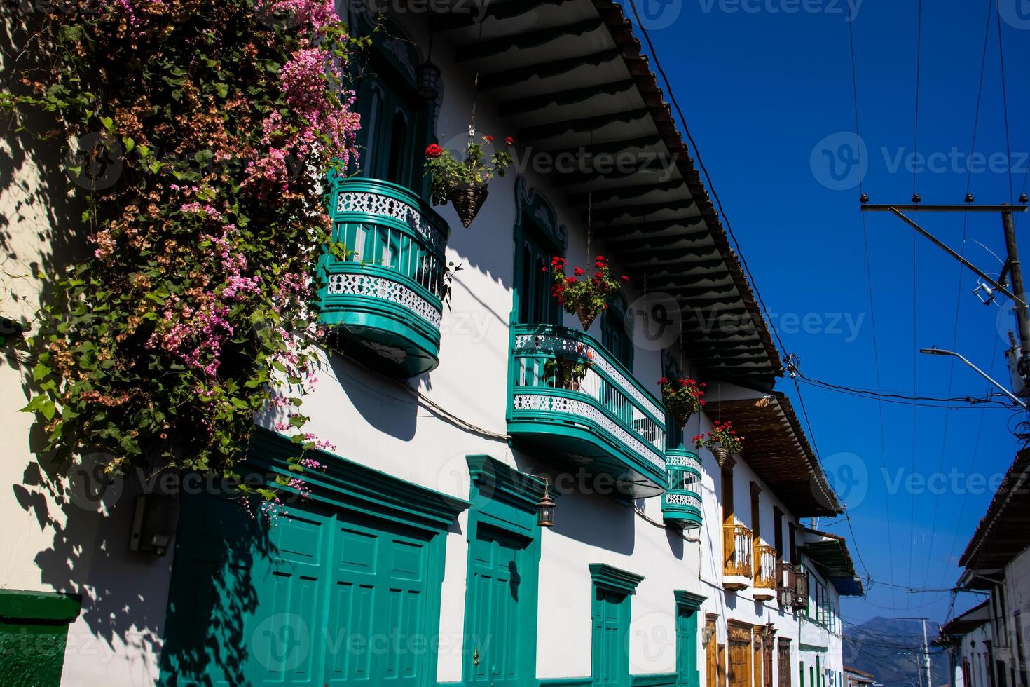 magnifique façade de le Maisons à le historique centre ville de le patrimoine ville de salamine situé à le caldas département dans Colombie. photo