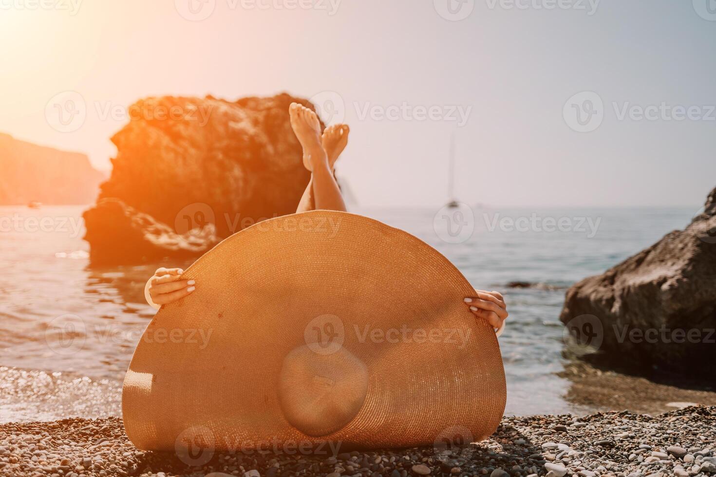 femme Voyage mer. content touristique dans chapeau prendre plaisir prise image en plein air pour souvenirs. femme voyageur posant sur le plage à mer entouré par volcanique montagnes, partage Voyage aventure périple photo