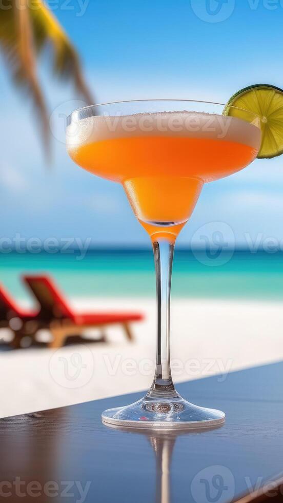 ai généré verre de cocktail sur plage bar comptoir, bleu ciel, blanc océanique sable, lumière flou arrière-plan, sélectif se concentrer, copie espace photo