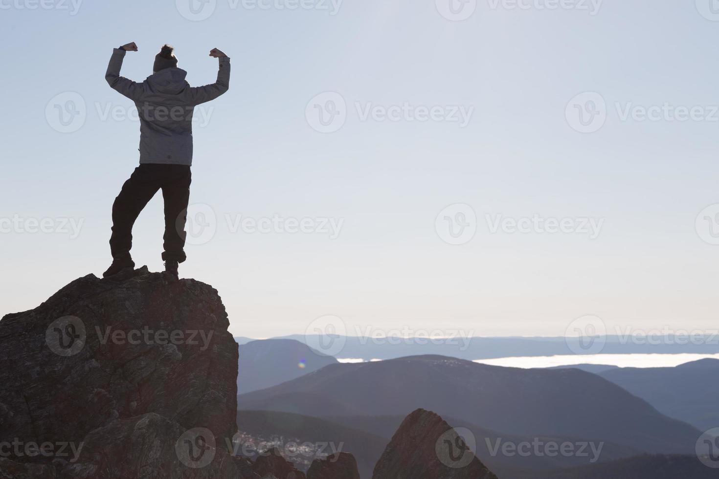 femme victorieuse appréciant le succès du sommet de la montagne richardson photo