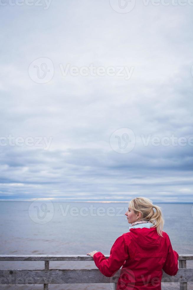 en regardant l'océan par une froide journée nuageuse d'automne photo