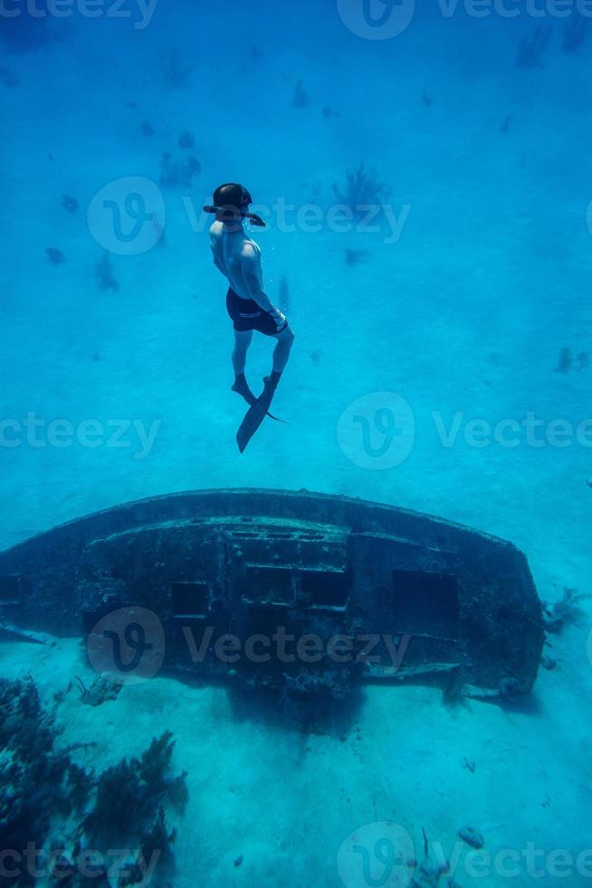 image sous-marine d'un apnéiste avec palmes photo