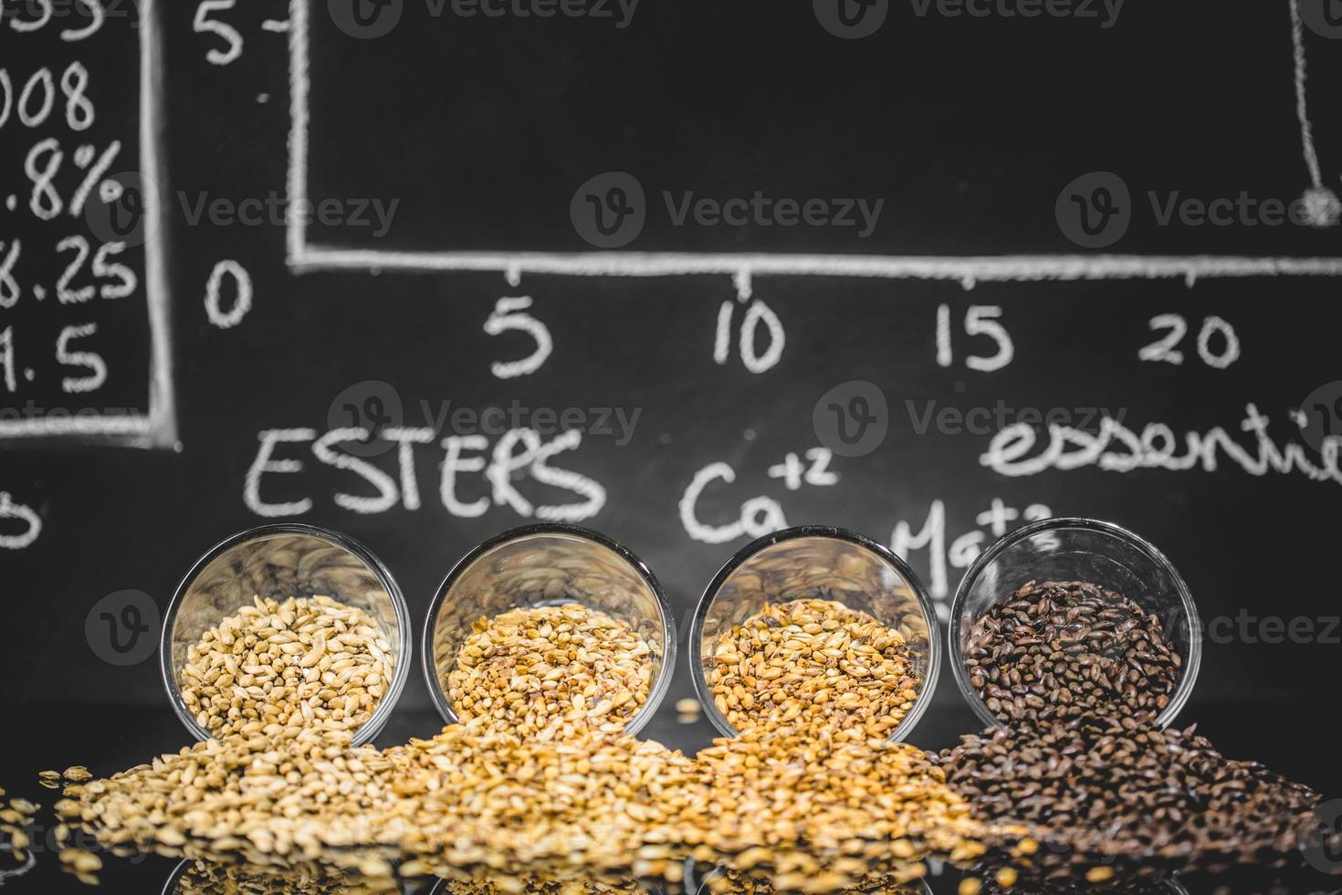 sciences de la bière. tableau noir avec graphique, données et spécifications avec différentes couleurs de grains maltés. photo