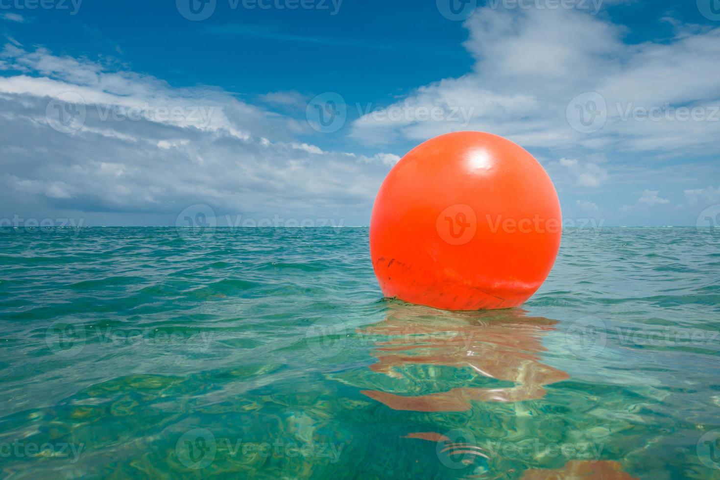 bouée ronde rouge dans les caraïbes photo