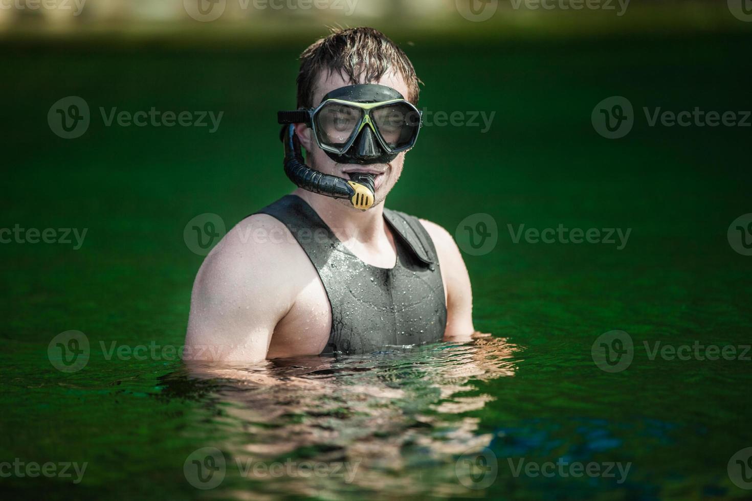 Funny young adult snorkeling dans une rivière photo