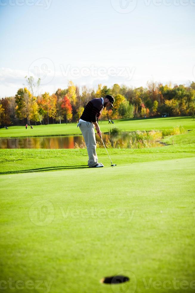 homme jouant au golf photo