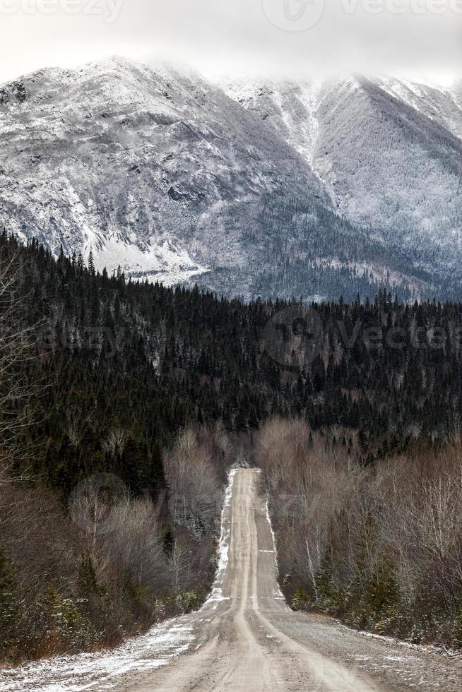 paysage d'hiver du haut de la montagne au canada, route du québec avec de belles montagnes enneigées en arrière-plan photo