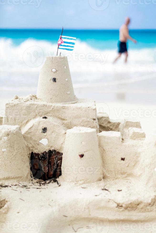 château de sable cubain avec le drapeau du pays à cuba. photo