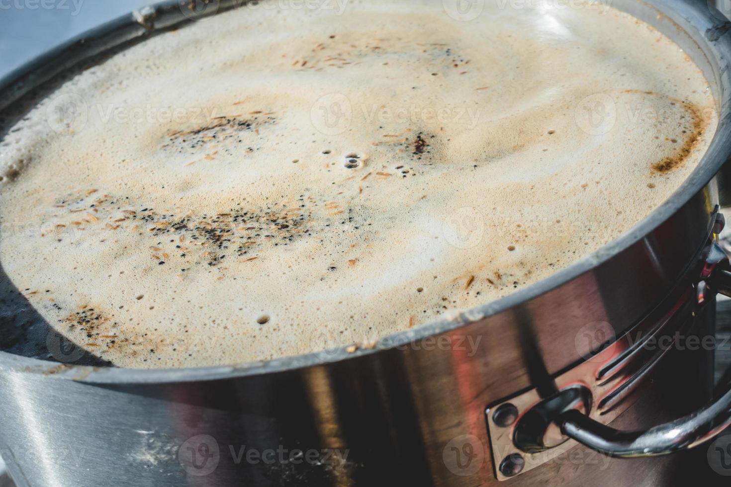 bière brune bouillante photo