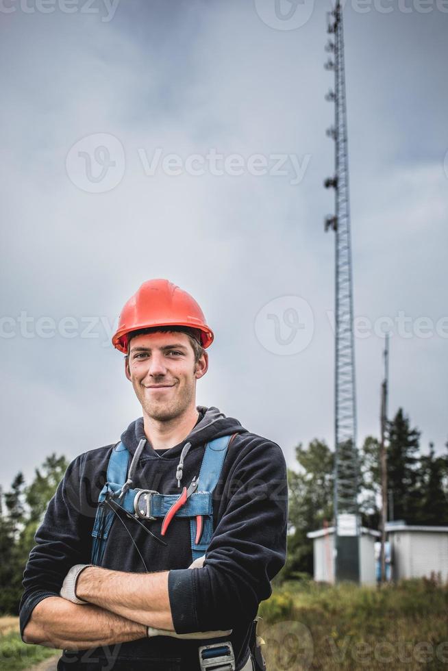 jeune homme, debout, à, télécommunication, fond photo