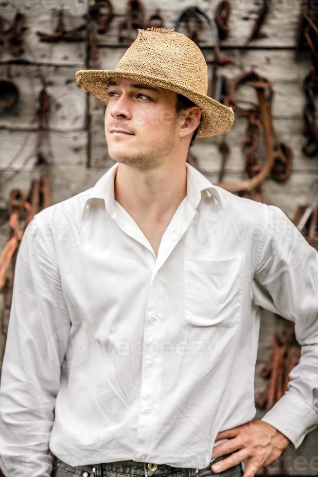 portrait d'agriculteur devant un mur plein d'outils photo