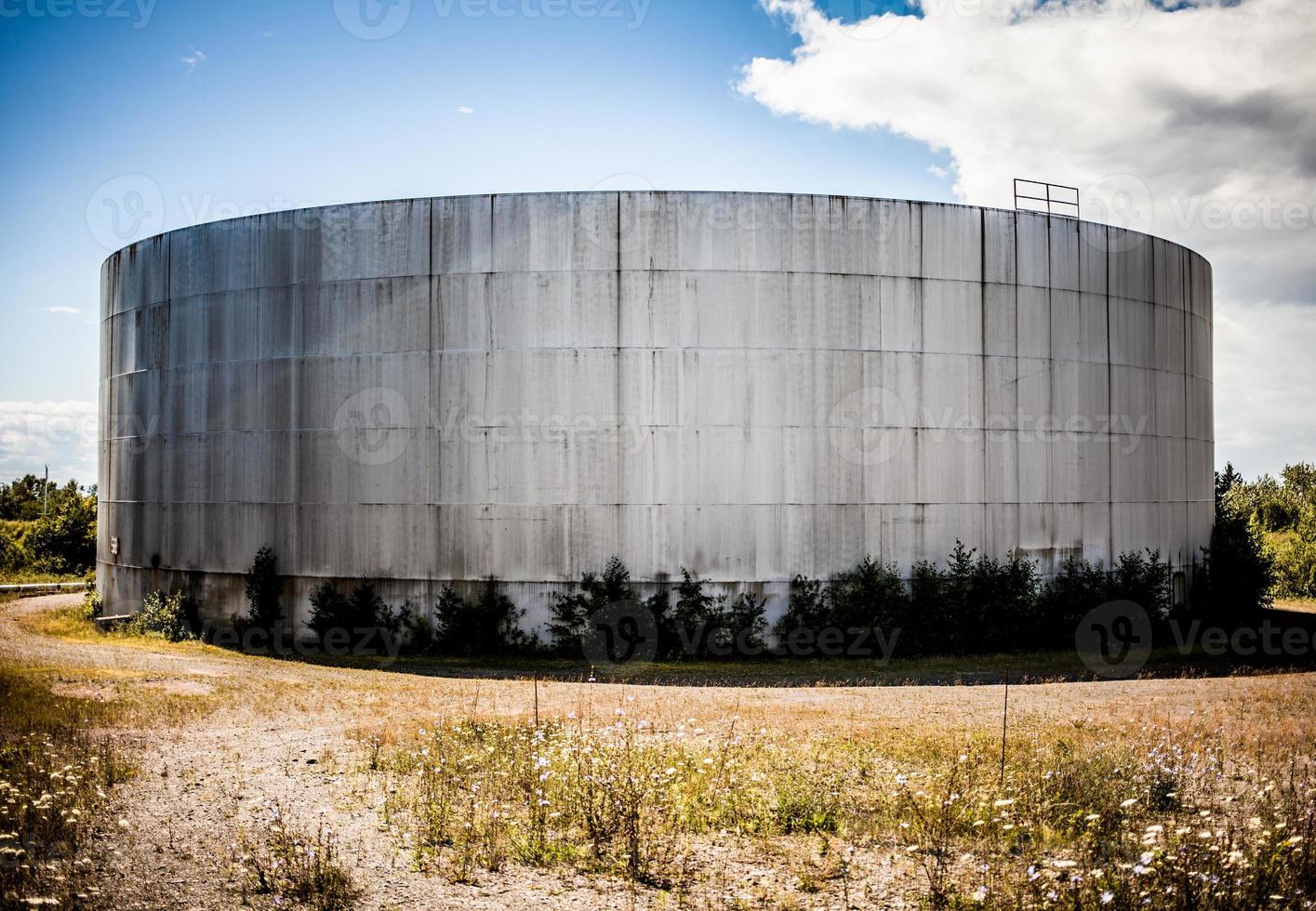Détail d'un grand réservoir de gaz de raffinerie de pétrole abandonné photo