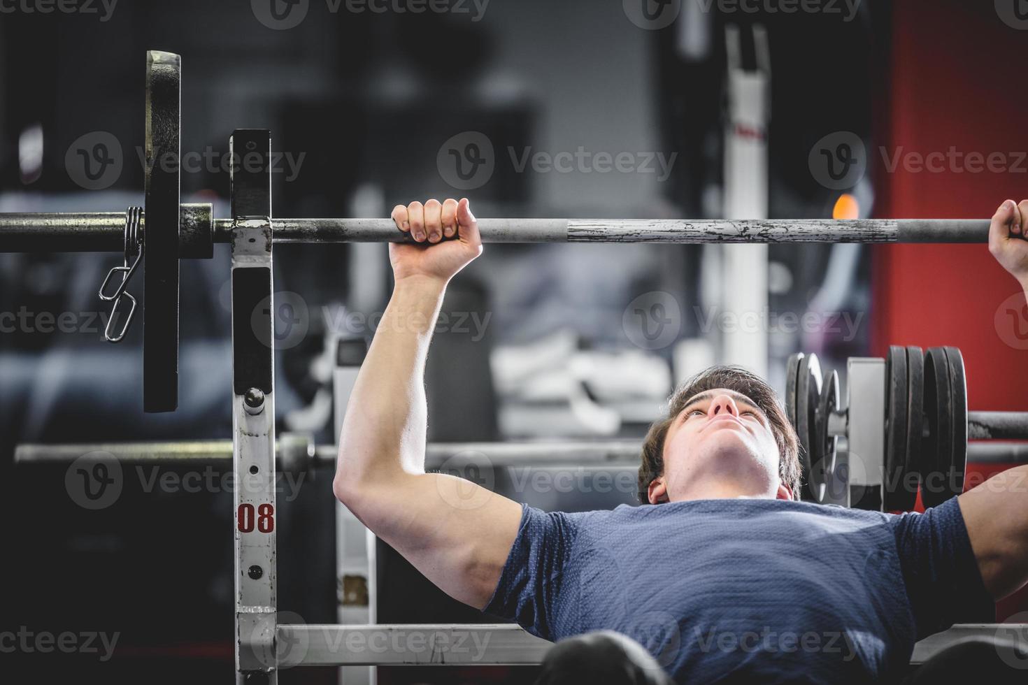 homme, faire, développé couché, dans, gymnase photo