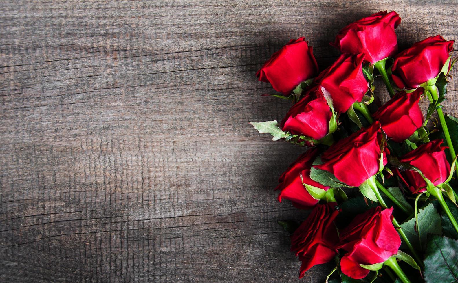 roses rouges sur une table photo