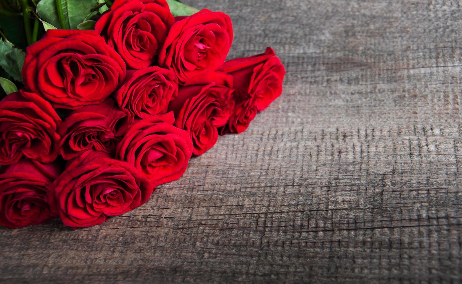 roses rouges sur une table photo