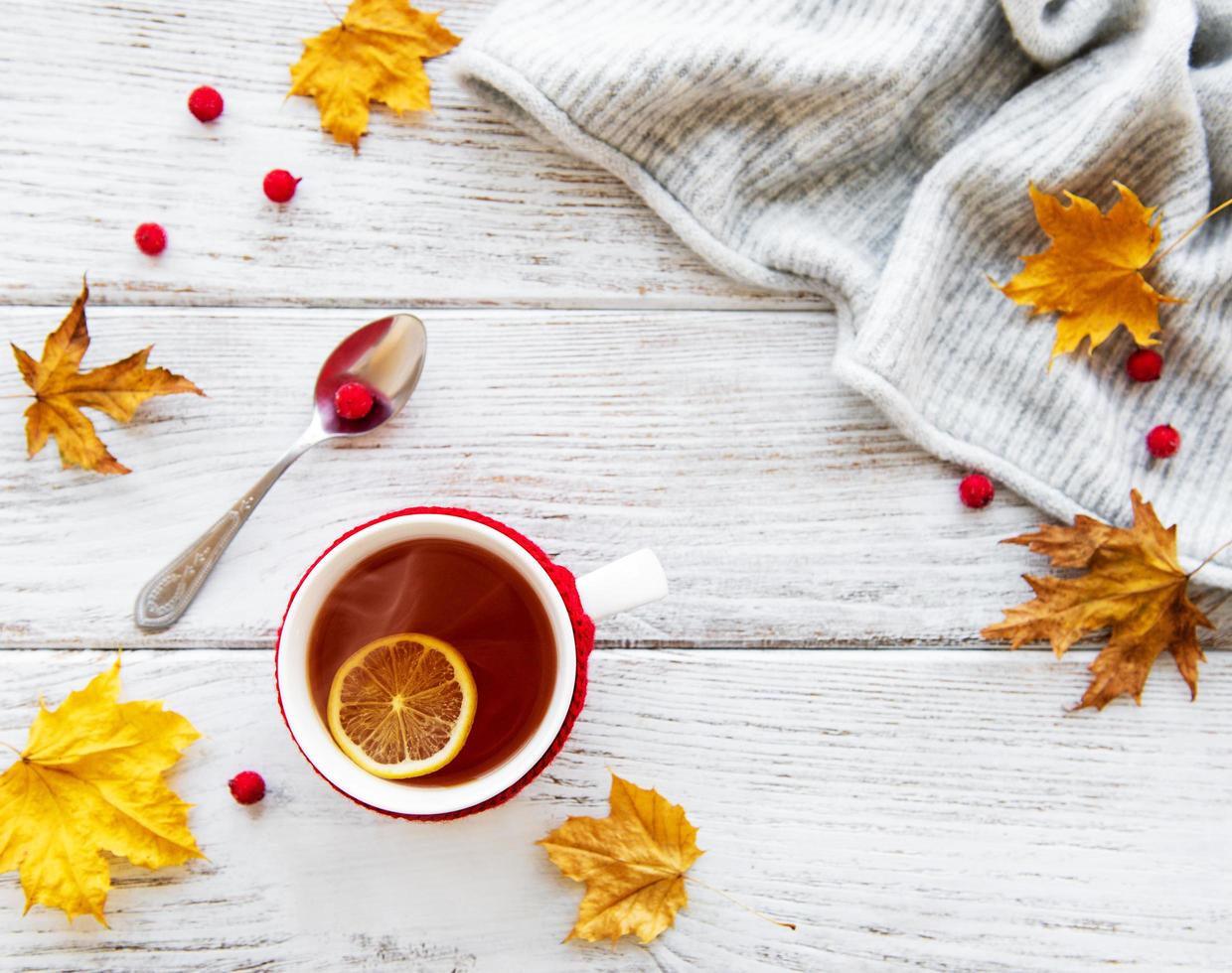 plat d'automne avec une tasse de thé et des feuilles photo