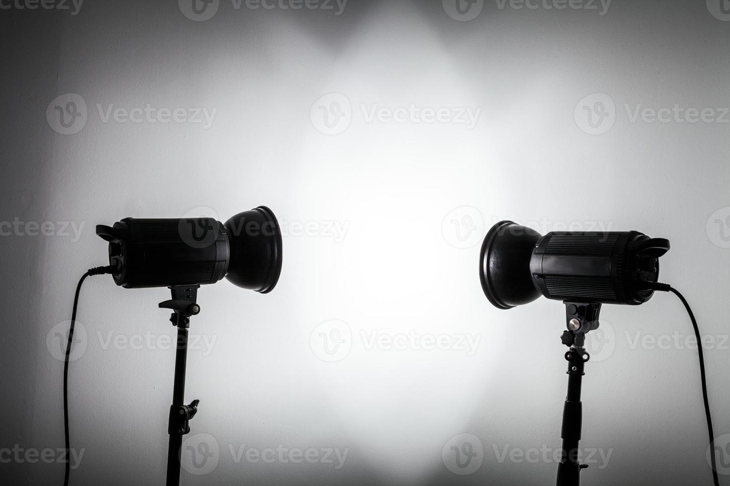 forme blanche et lumineuse créée avec des flashs de lumière de studio photo