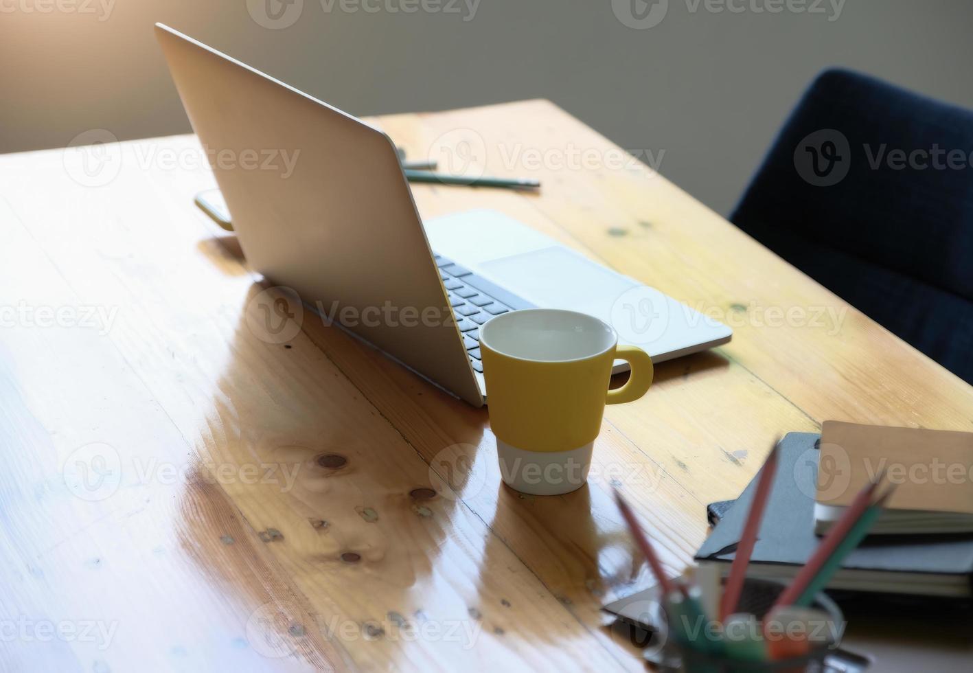 concept de travail, ordinateur, tasse à café, livres et documents sur le bureau. photo