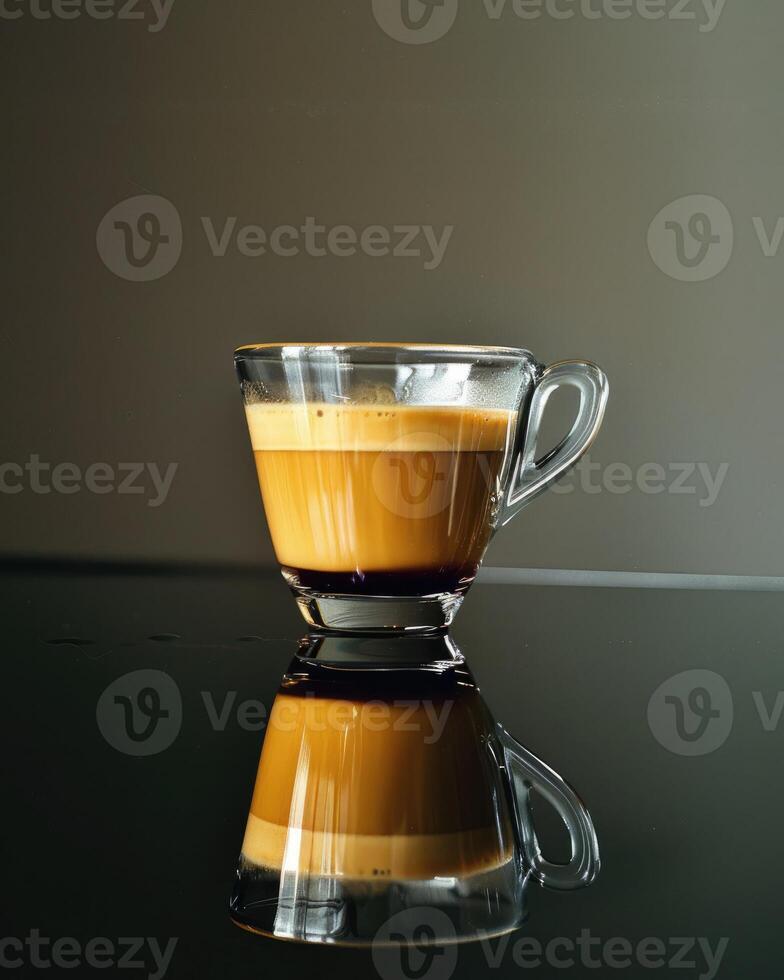 café dans verre tasse sur humide surface photo