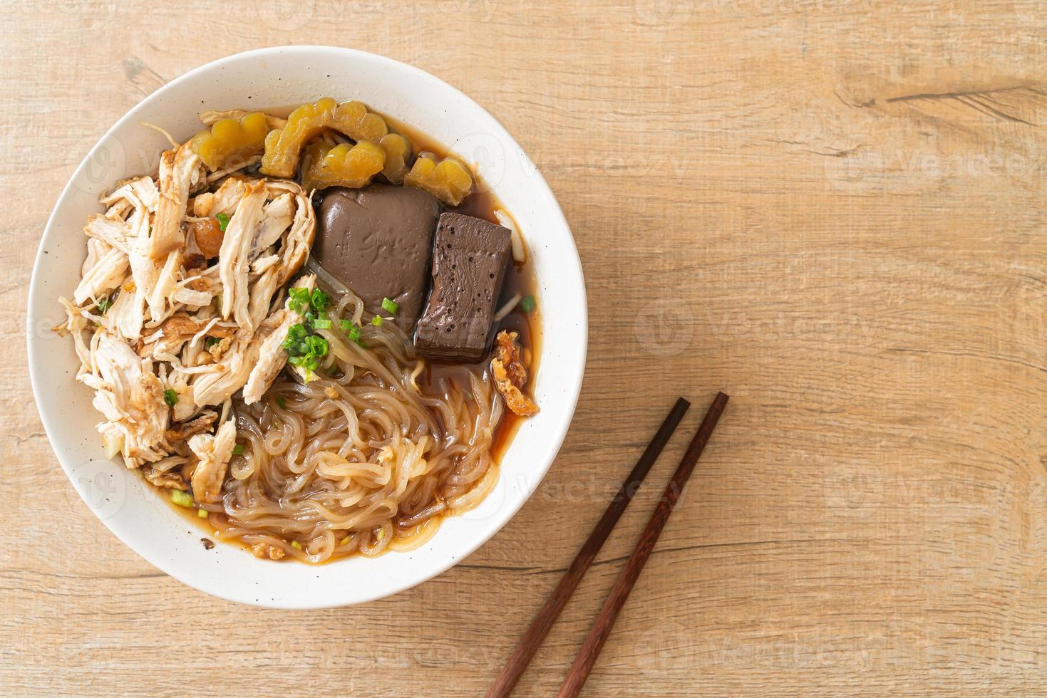 bol de soupe poulet et nouilles à l'étouffée photo