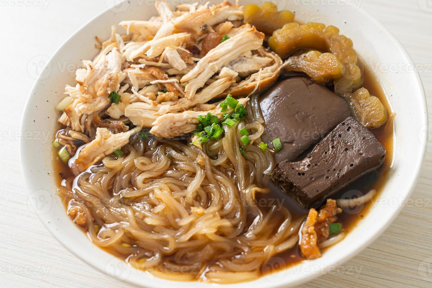 bol de soupe poulet et nouilles à l'étouffée photo