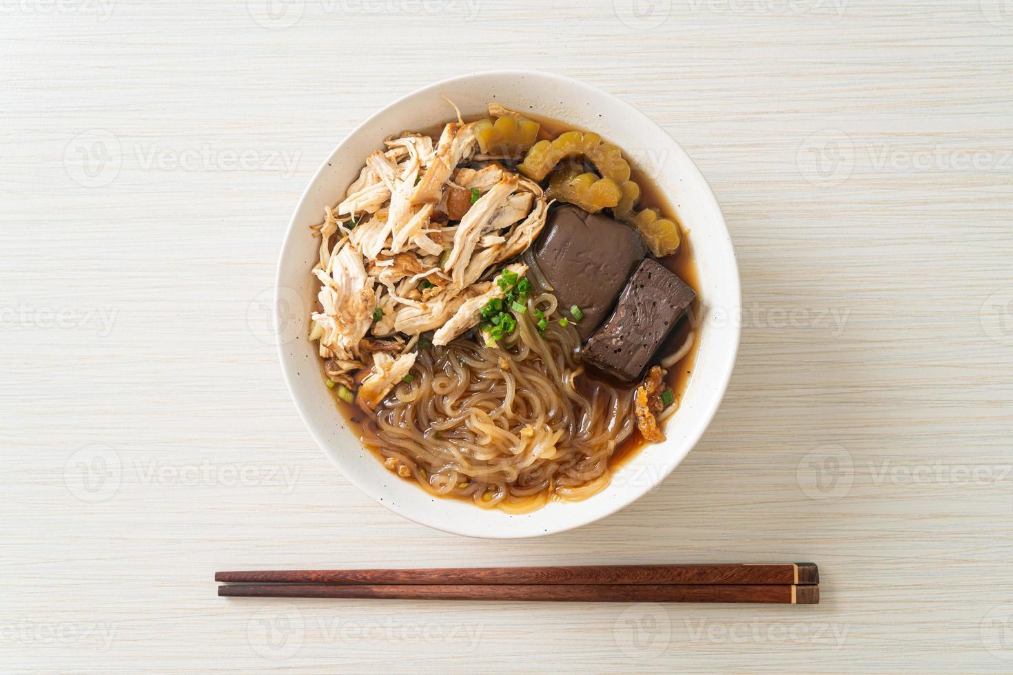 bol de soupe poulet et nouilles à l'étouffée photo