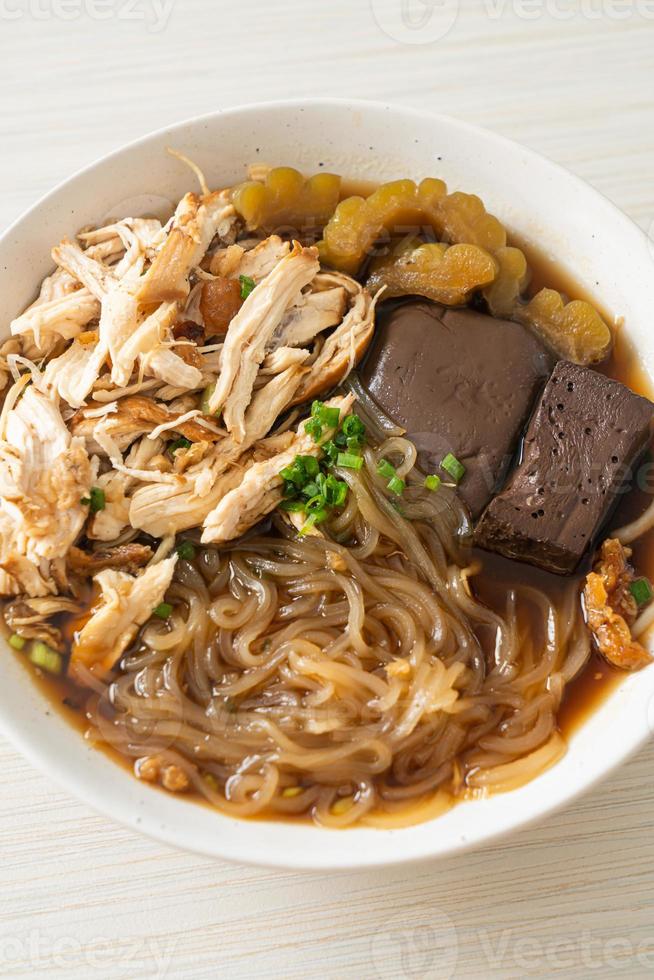 bol de soupe poulet et nouilles à l'étouffée photo