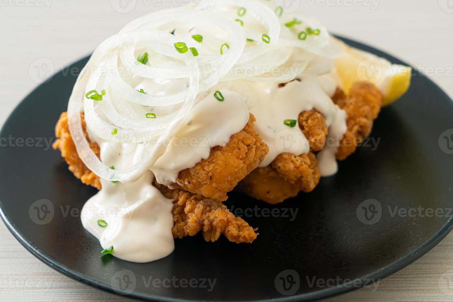 poulet aux oignons neige ou poulet frit avec sauce crémeuse aux oignons photo