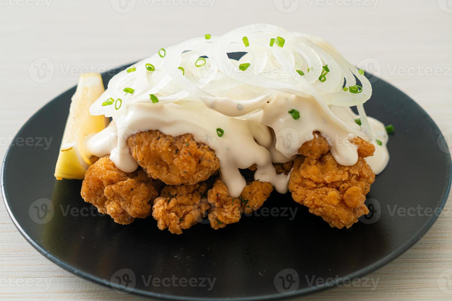 poulet aux oignons neige ou poulet frit avec sauce crémeuse aux oignons photo