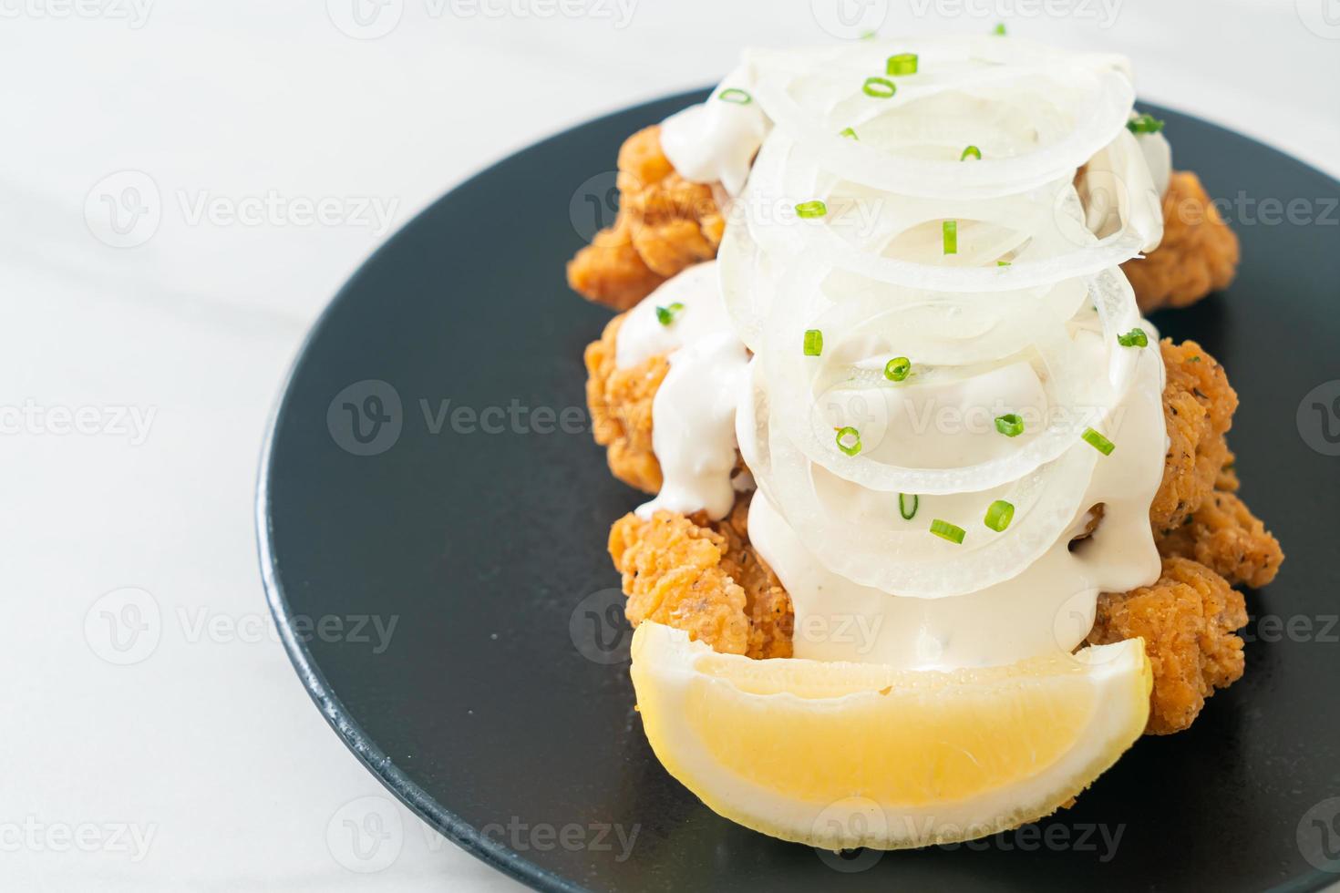 poulet aux oignons neige ou poulet frit avec sauce crémeuse aux oignons photo