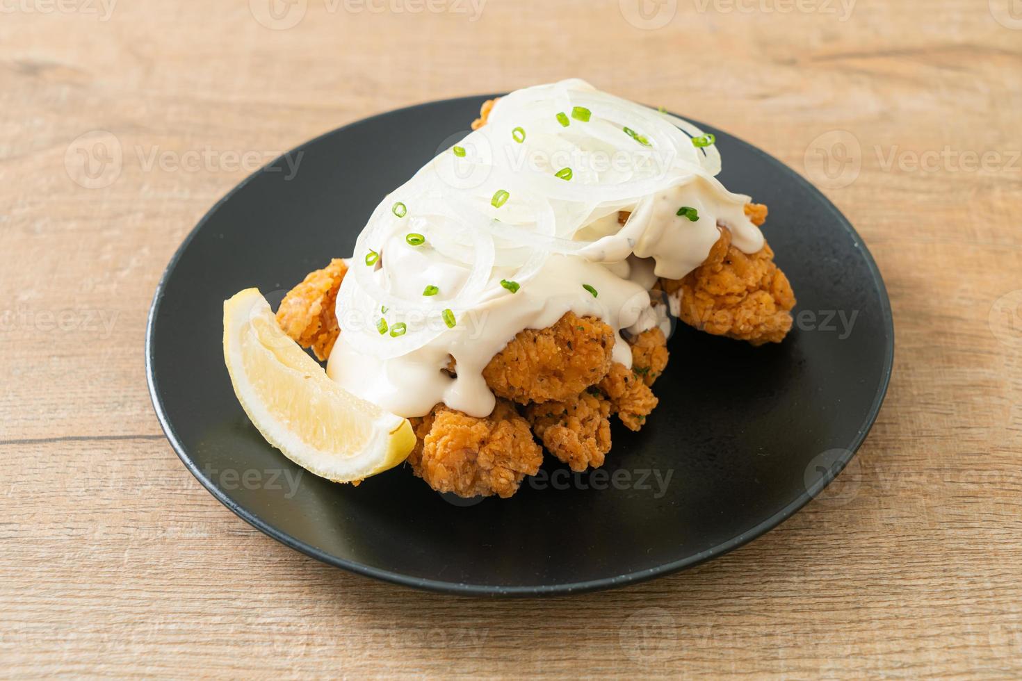 poulet aux oignons neige ou poulet frit avec sauce crémeuse aux oignons photo