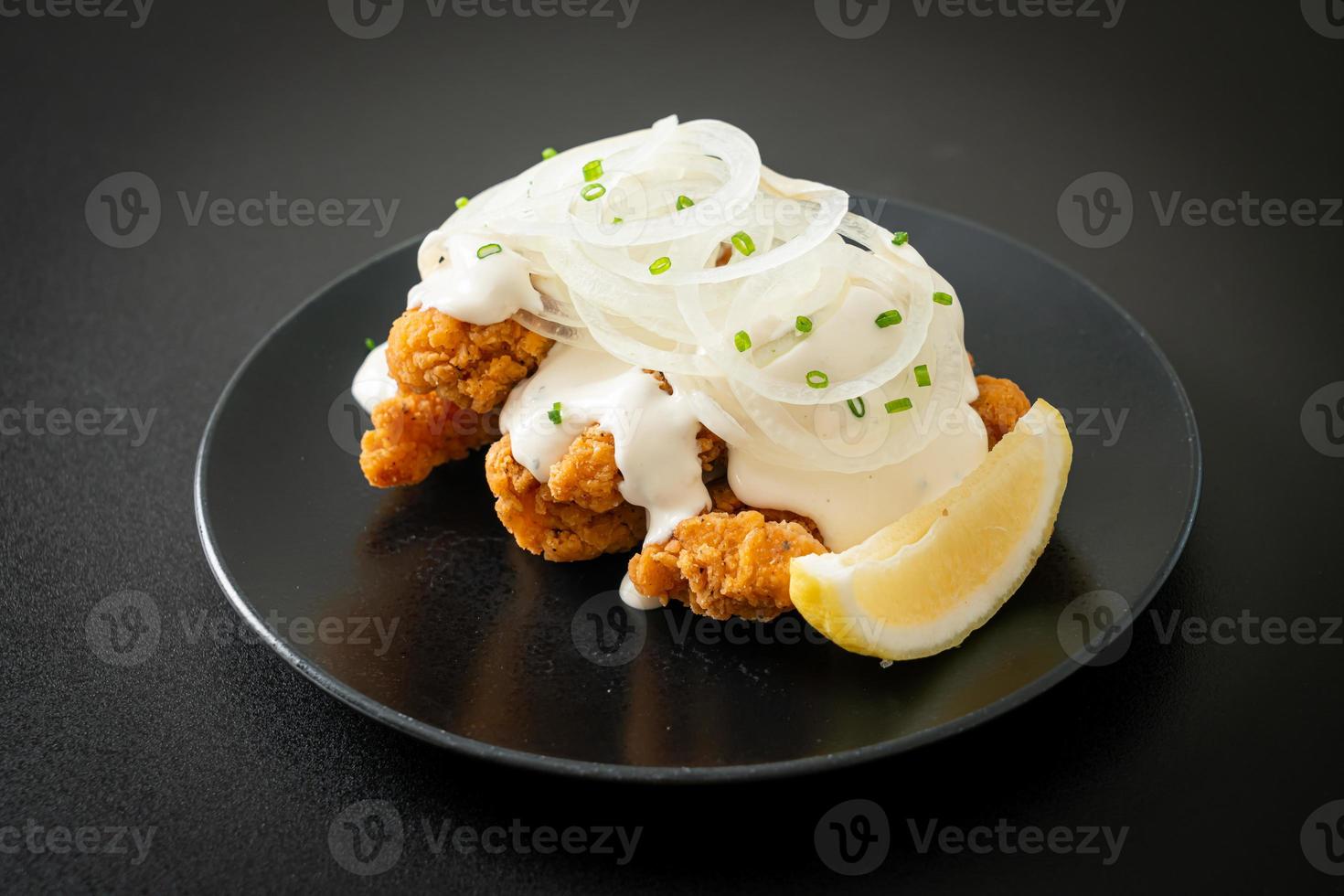 poulet aux oignons neige ou poulet frit avec sauce crémeuse aux oignons photo