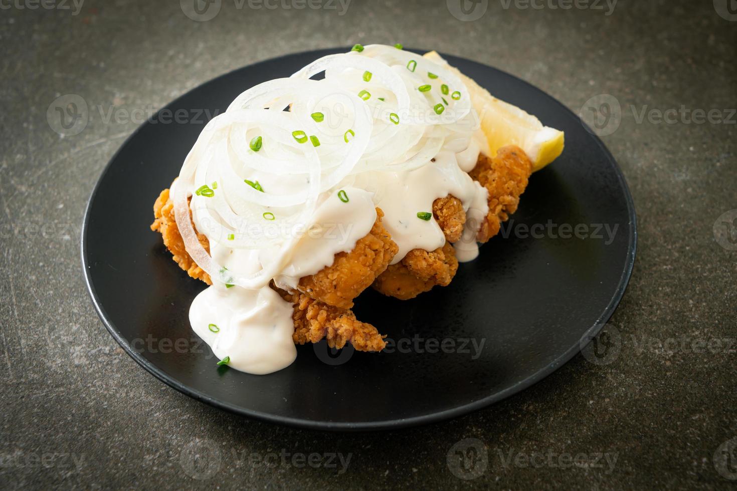 poulet aux oignons neige ou poulet frit avec sauce crémeuse aux oignons photo