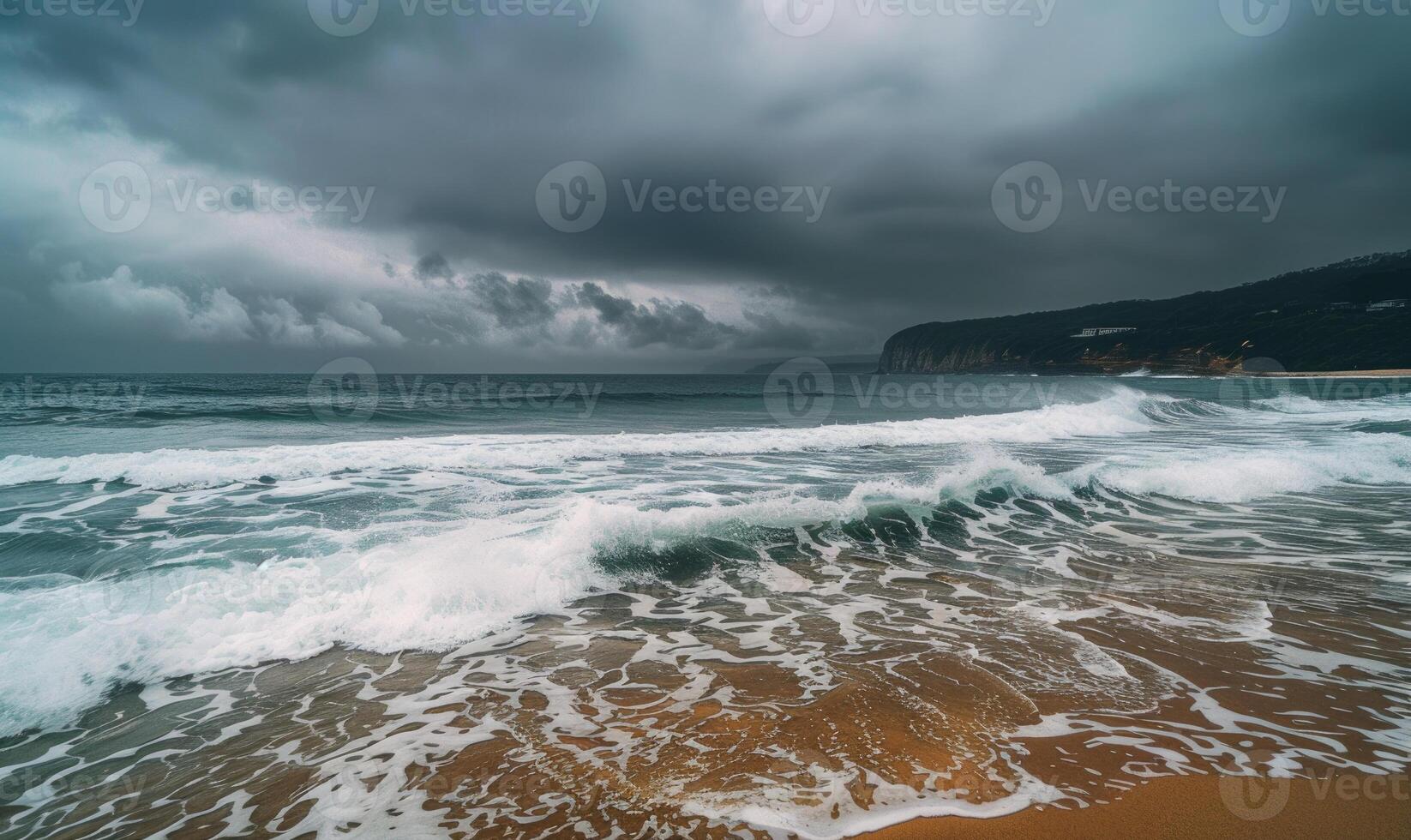 une pluvieux journée à le plage, vagues s'écraser contre le rive et pluie des nuages qui se profile aérien photo